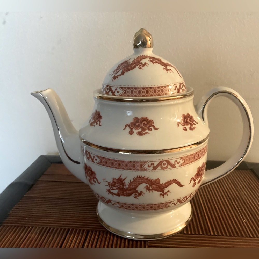 Vtg Price Kensington English dragon teapot EUC.